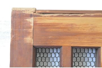 アンティーク建具　欅(ケヤキ)材　重厚な雰囲気のある一枚板の升目(マス目)格子の蔵戸1枚(きつね格子、狐格子、引き戸、玄関戸)(R-065574)