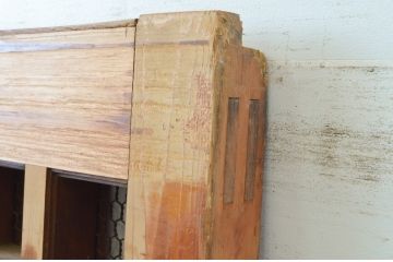 アンティーク建具　欅(ケヤキ)材　重厚な雰囲気のある一枚板の升目(マス目)格子の蔵戸1枚(きつね格子、狐格子、引き戸、玄関戸)(R-065574)