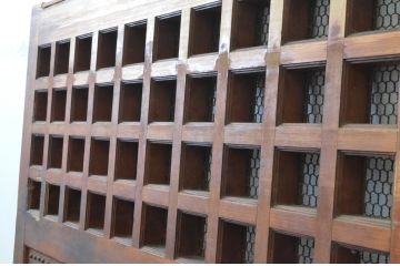 アンティーク建具　欅(ケヤキ)材　重厚な雰囲気のある一枚板の升目(マス目)格子の蔵戸1枚(きつね格子、狐格子、引き戸、玄関戸)(R-065574)