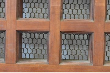 アンティーク建具　欅(ケヤキ)材　重厚な雰囲気のある一枚板の升目(マス目)格子の蔵戸1枚(きつね格子、狐格子、引き戸、玄関戸)(R-065574)