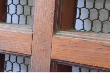 アンティーク建具　欅(ケヤキ)材　重厚な雰囲気のある一枚板の升目(マス目)格子の蔵戸1枚(きつね格子、狐格子、引き戸、玄関戸)(R-065574)