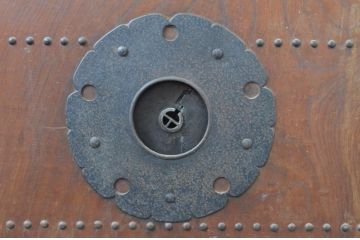 アンティーク建具　欅(ケヤキ)材　重厚な雰囲気のある一枚板の升目(マス目)格子の蔵戸1枚(きつね格子、狐格子、引き戸、玄関戸)(R-065574)