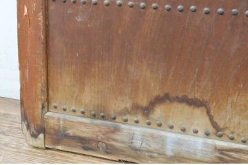 アンティーク建具　欅(ケヤキ)材　重厚な雰囲気のある一枚板の升目(マス目)格子の蔵戸1枚(きつね格子、狐格子、引き戸、玄関戸)(R-065574)
