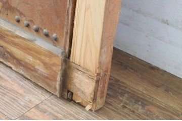 アンティーク建具　欅(ケヤキ)材　重厚な雰囲気のある一枚板の升目(マス目)格子の蔵戸1枚(きつね格子、狐格子、引き戸、玄関戸)(R-065574)