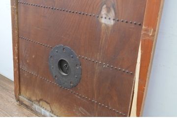 アンティーク建具　欅(ケヤキ)材　重厚な雰囲気のある一枚板の升目(マス目)格子の蔵戸1枚(きつね格子、狐格子、引き戸、玄関戸)(R-065574)