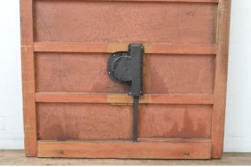 アンティーク建具　欅(ケヤキ)材　重厚な雰囲気のある一枚板の升目(マス目)格子の蔵戸1枚(きつね格子、狐格子、引き戸、玄関戸)(R-065574)