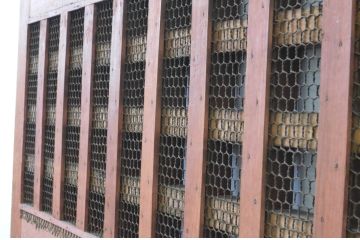 アンティーク建具　欅(ケヤキ)材　重厚な雰囲気のある一枚板の升目(マス目)格子の蔵戸1枚(きつね格子、狐格子、引き戸、玄関戸)(R-065574)
