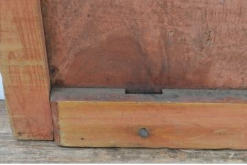 アンティーク建具　欅(ケヤキ)材　重厚な雰囲気のある一枚板の升目(マス目)格子の蔵戸1枚(きつね格子、狐格子、引き戸、玄関戸)(R-065574)