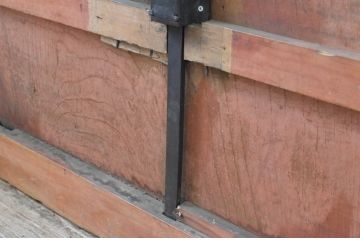アンティーク建具　欅(ケヤキ)材　重厚な雰囲気のある一枚板の升目(マス目)格子の蔵戸1枚(きつね格子、狐格子、引き戸、玄関戸)(R-065574)