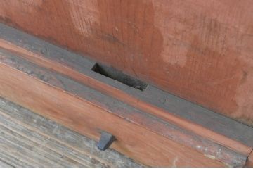 アンティーク建具　欅(ケヤキ)材　重厚な雰囲気のある一枚板の升目(マス目)格子の蔵戸1枚(きつね格子、狐格子、引き戸、玄関戸)(R-065574)