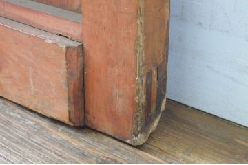 アンティーク建具　欅(ケヤキ)材　重厚な雰囲気のある一枚板の升目(マス目)格子の蔵戸1枚(きつね格子、狐格子、引き戸、玄関戸)(R-065574)