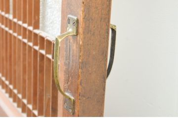 アンティーク建具　上手物!!和の空間を演出する欅(ケヤキ)板のガラス帯戸1枚(引き戸、板戸)(R-065579)