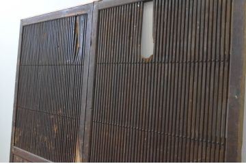 アンティーク建具　玄関戸としてもおすすめ!!厚みのある重厚な佇まいが魅力的な格子戸2枚セット(引き戸、障子戸、玄関戸)(R-065582)