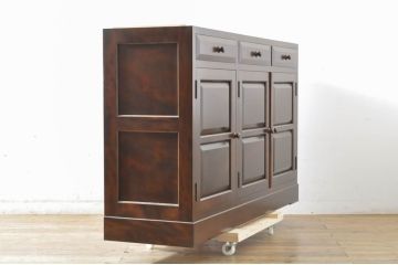 中古　美品　松本民芸家具　天板リメイク　シックな色合いが落ち着いた雰囲気を醸し出すサイドボード(カウンターテーブル、戸棚、収納棚、キャビネット)(R-065584)
