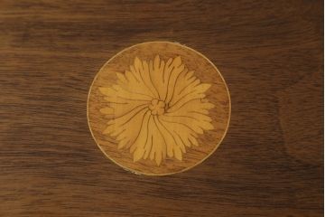 イギリスアンティーク　天板象嵌入り　マホガニー材　クラシカルな佇まいが魅力のリボルビングブックシェルフ(ブックケース、本棚、書棚、回転式、マガジンラック、英国)(R-065591)
