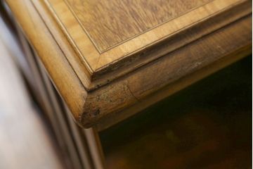 イギリスアンティーク　天板象嵌入り　マホガニー材　クラシカルな佇まいが魅力のリボルビングブックシェルフ(ブックケース、本棚、書棚、回転式、マガジンラック、英国)(R-065591)