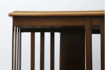 イギリスアンティーク　天板象嵌入り　マホガニー材　クラシカルな佇まいが魅力のリボルビングブックシェルフ(ブックケース、本棚、書棚、回転式、マガジンラック、英国)(R-065591)