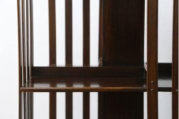 イギリスアンティーク　天板象嵌入り　マホガニー材　クラシカルな佇まいが魅力のリボルビングブックシェルフ(ブックケース、本棚、書棚、回転式、マガジンラック、英国)(R-065591)
