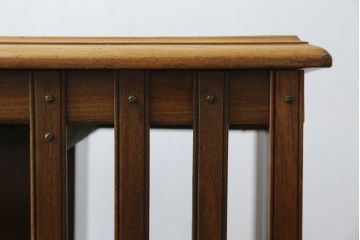 イギリスアンティーク　天板象嵌入り　マホガニー材　クラシカルな佇まいが魅力のリボルビングブックシェルフ(ブックケース、本棚、書棚、回転式、マガジンラック、英国)(R-065591)