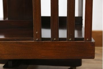 イギリスアンティーク　天板象嵌入り　マホガニー材　クラシカルな佇まいが魅力のリボルビングブックシェルフ(ブックケース、本棚、書棚、回転式、マガジンラック、英国)(R-065591)