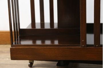 イギリスアンティーク　天板象嵌入り　マホガニー材　クラシカルな佇まいが魅力のリボルビングブックシェルフ(ブックケース、本棚、書棚、回転式、マガジンラック、英国)(R-065591)