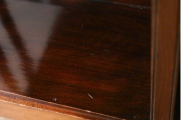 イギリスアンティーク　天板象嵌入り　マホガニー材　クラシカルな佇まいが魅力のリボルビングブックシェルフ(ブックケース、本棚、書棚、回転式、マガジンラック、英国)(R-065591)