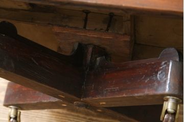 イギリスアンティーク　天板象嵌入り　マホガニー材　クラシカルな佇まいが魅力のリボルビングブックシェルフ(ブックケース、本棚、書棚、回転式、マガジンラック、英国)(R-065591)