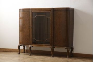 イギリスアンティーク　高級品!　Lloyd’s Antiques(ロイズ・アンティークス)取り扱い　ウォールナット材　バーズアイ(鳥眼杢)　薄型が取り入れやすい!美しい杢目が高級感を際立たせる猫脚サイドボード(キャビネット、収納棚、戸棚、飾り棚、英国)(R-065592)
