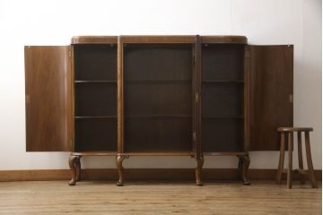 イギリスアンティーク　高級品!　Lloyd’s Antiques(ロイズ・アンティークス)取り扱い　ウォールナット材　バーズアイ(鳥眼杢)　薄型が取り入れやすい!美しい杢目が高級感を際立たせる猫脚サイドボード(キャビネット、収納棚、戸棚、飾り棚、英国)(R-065592)