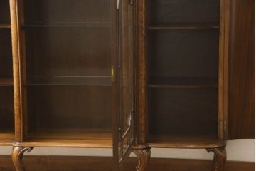イギリスアンティーク　高級品!　Lloyd’s Antiques(ロイズ・アンティークス)取り扱い　ウォールナット材　バーズアイ(鳥眼杢)　薄型が取り入れやすい!美しい杢目が高級感を際立たせる猫脚サイドボード(キャビネット、収納棚、戸棚、飾り棚、英国)(R-065592)