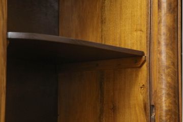 イギリスアンティーク　高級品!　Lloyd’s Antiques(ロイズ・アンティークス)取り扱い　ウォールナット材　バーズアイ(鳥眼杢)　薄型が取り入れやすい!美しい杢目が高級感を際立たせる猫脚サイドボード(キャビネット、収納棚、戸棚、飾り棚、英国)(R-065592)