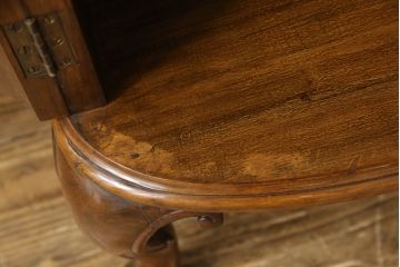 イギリスアンティーク　高級品!　Lloyd’s Antiques(ロイズ・アンティークス)取り扱い　ウォールナット材　バーズアイ(鳥眼杢)　薄型が取り入れやすい!美しい杢目が高級感を際立たせる猫脚サイドボード(キャビネット、収納棚、戸棚、飾り棚、英国)(R-065592)
