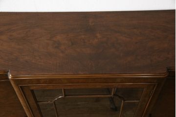 イギリスアンティーク　高級品!　Lloyd’s Antiques(ロイズ・アンティークス)取り扱い　ウォールナット材　バーズアイ(鳥眼杢)　薄型が取り入れやすい!美しい杢目が高級感を際立たせる猫脚サイドボード(キャビネット、収納棚、戸棚、飾り棚、英国)(R-065592)