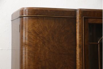 イギリスアンティーク　高級品!　Lloyd’s Antiques(ロイズ・アンティークス)取り扱い　ウォールナット材　バーズアイ(鳥眼杢)　薄型が取り入れやすい!美しい杢目が高級感を際立たせる猫脚サイドボード(キャビネット、収納棚、戸棚、飾り棚、英国)(R-065592)