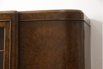 イギリスアンティーク　高級品!　Lloyd’s Antiques(ロイズ・アンティークス)取り扱い　ウォールナット材　バーズアイ(鳥眼杢)　薄型が取り入れやすい!美しい杢目が高級感を際立たせる猫脚サイドボード(キャビネット、収納棚、戸棚、飾り棚、英国)(R-065592)