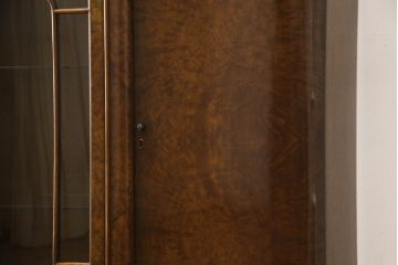 イギリスアンティーク　高級品!　Lloyd’s Antiques(ロイズ・アンティークス)取り扱い　ウォールナット材　バーズアイ(鳥眼杢)　薄型が取り入れやすい!美しい杢目が高級感を際立たせる猫脚サイドボード(キャビネット、収納棚、戸棚、飾り棚、英国)(R-065592)