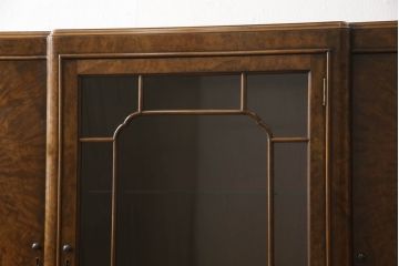 イギリスアンティーク　高級品!　Lloyd’s Antiques(ロイズ・アンティークス)取り扱い　ウォールナット材　バーズアイ(鳥眼杢)　薄型が取り入れやすい!美しい杢目が高級感を際立たせる猫脚サイドボード(キャビネット、収納棚、戸棚、飾り棚、英国)(R-065592)
