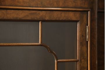イギリスアンティーク　高級品!　Lloyd’s Antiques(ロイズ・アンティークス)取り扱い　ウォールナット材　バーズアイ(鳥眼杢)　薄型が取り入れやすい!美しい杢目が高級感を際立たせる猫脚サイドボード(キャビネット、収納棚、戸棚、飾り棚、英国)(R-065592)