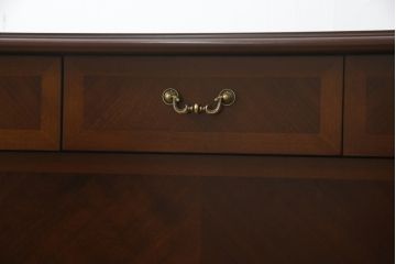中古　美品　フランスベッド取り扱い　スペイン製　Slumberland(スランバーランド)　気品ある佇まいが洗練された空間を演出してくれるサイドチェスト(サイドボード、引き出し、英国王室御用達)(定価約50万円)(R-065597)