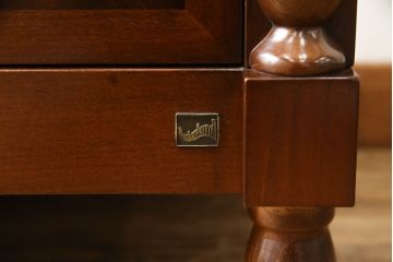 中古　美品　フランスベッド取り扱い　スペイン製　Slumberland(スランバーランド)　気品ある佇まいが洗練された空間を演出してくれるサイドチェスト(サイドボード、引き出し、英国王室御用達)(定価約50万円)(R-065597)