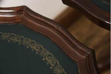 ヨーロッパビンテージ　クラシカルなデザインの天板が魅力のワインテーブル2個セット(サイドテーブル、コーヒーテーブル、花台、2台セット、ヴィンテージ)(R-065601)