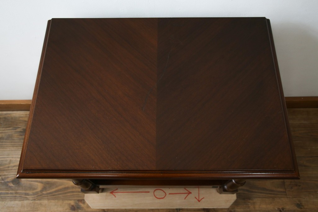 中古　美品　フランスベッド取り扱い　スペイン製　Slumberland(スランバーランド)　エレガントな空間づくりにおすすめのナイトテーブル　(R-065603)