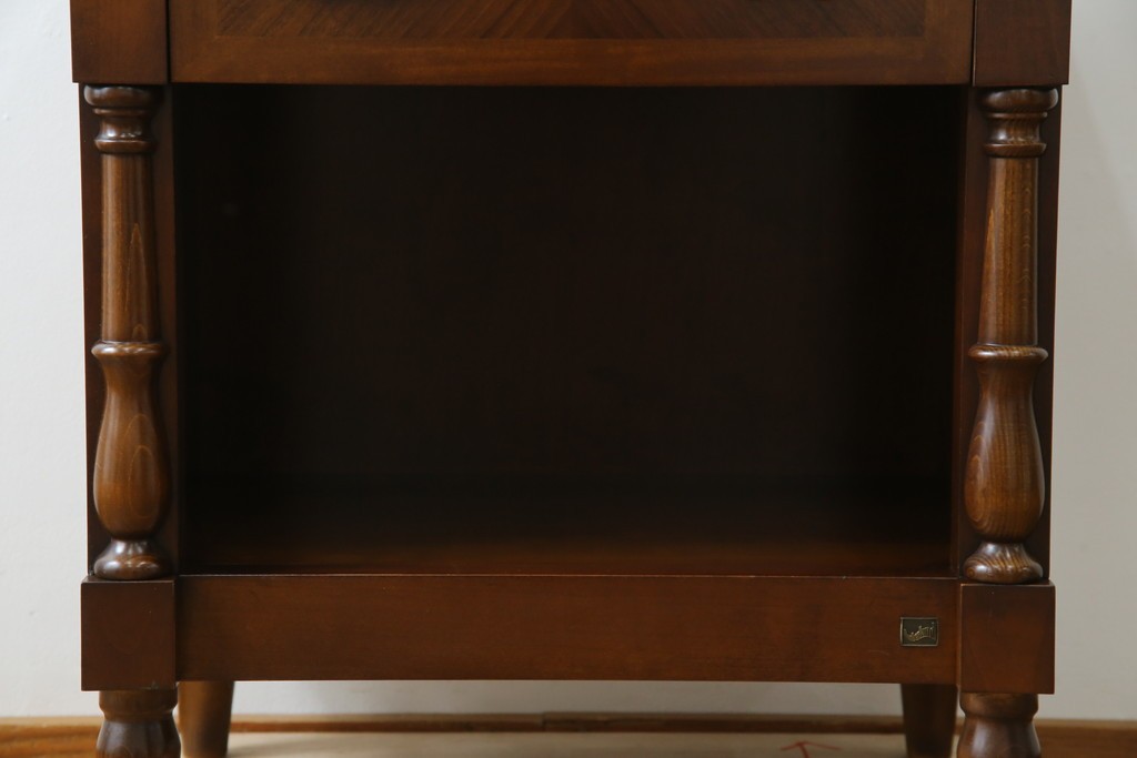 中古　美品　フランスベッド取り扱い　スペイン製　Slumberland(スランバーランド)　エレガントな空間づくりにおすすめのナイトテーブル　(R-065603)