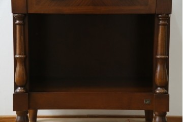 中古　美品　フランスベッド取り扱い　スペイン製　Slumberland(スランバーランド)　エレガントな空間づくりにおすすめのナイトテーブル　(R-065603)