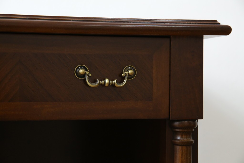 中古　美品　フランスベッド取り扱い　スペイン製　Slumberland(スランバーランド)　エレガントな空間づくりにおすすめのナイトテーブル　(R-065603)