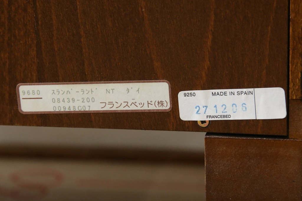中古　美品　フランスベッド取り扱い　スペイン製　Slumberland(スランバーランド)　エレガントな空間づくりにおすすめのナイトテーブル　(R-065603)