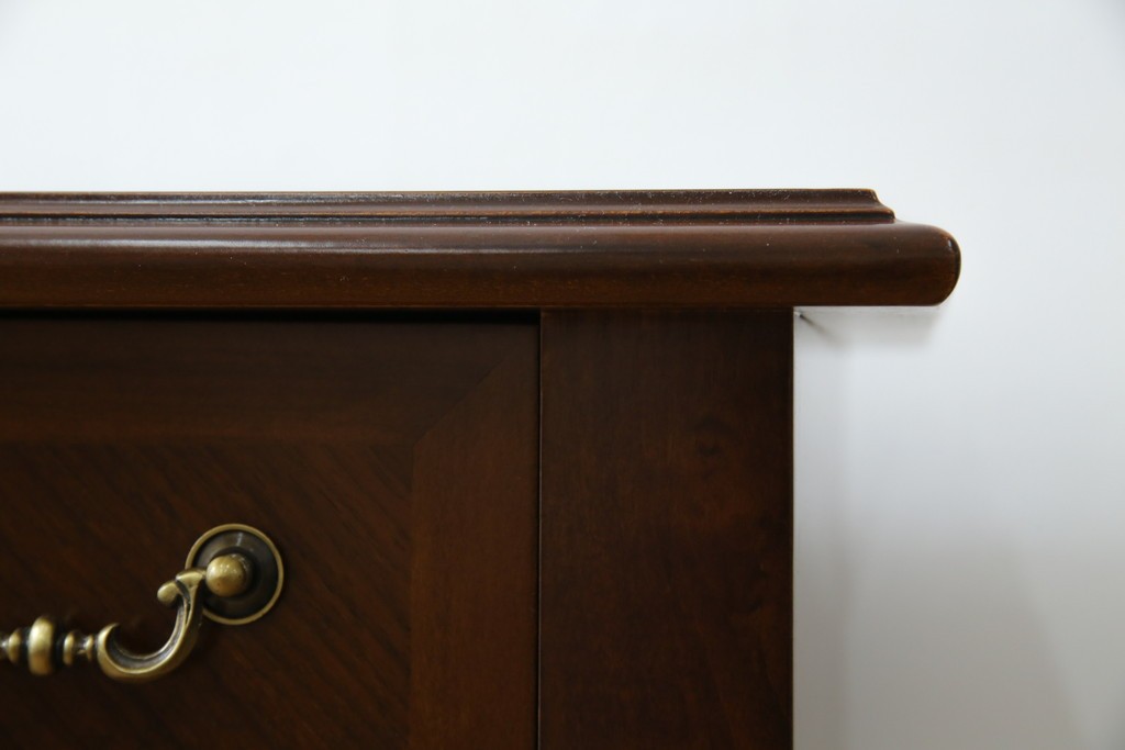 中古　美品　フランスベッド取り扱い　スペイン製　Slumberland(スランバーランド)　エレガントな空間づくりにおすすめのナイトテーブル　(R-065603)