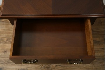 中古　美品　フランスベッド取り扱い　スペイン製　Slumberland(スランバーランド)　エレガントな空間づくりにおすすめのナイトテーブル　(R-065603)