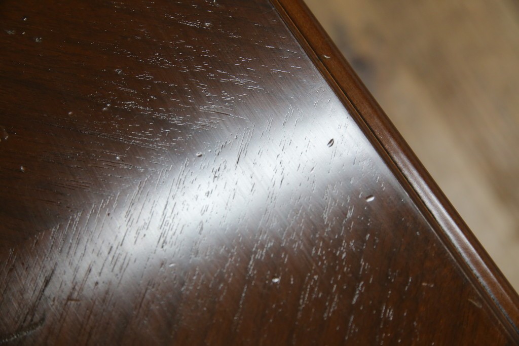 中古　美品　フランスベッド取り扱い　スペイン製　Slumberland(スランバーランド)　エレガントな空間づくりにおすすめのナイトテーブル　(R-065603)