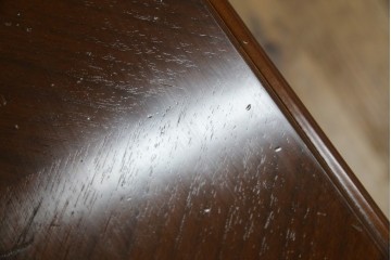 中古　美品　フランスベッド取り扱い　スペイン製　Slumberland(スランバーランド)　エレガントな空間づくりにおすすめのナイトテーブル　(R-065603)